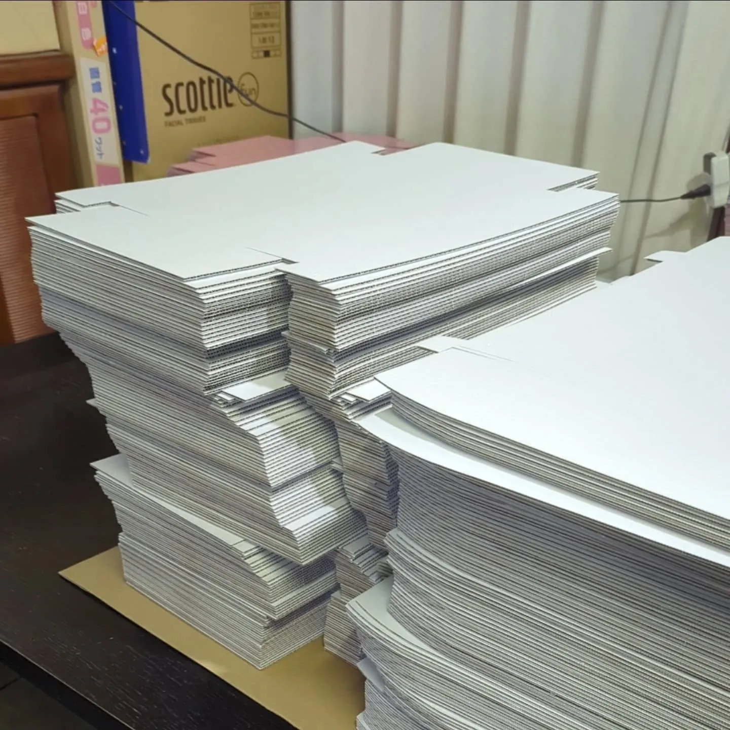 今日は小サイズの白柄の生産。