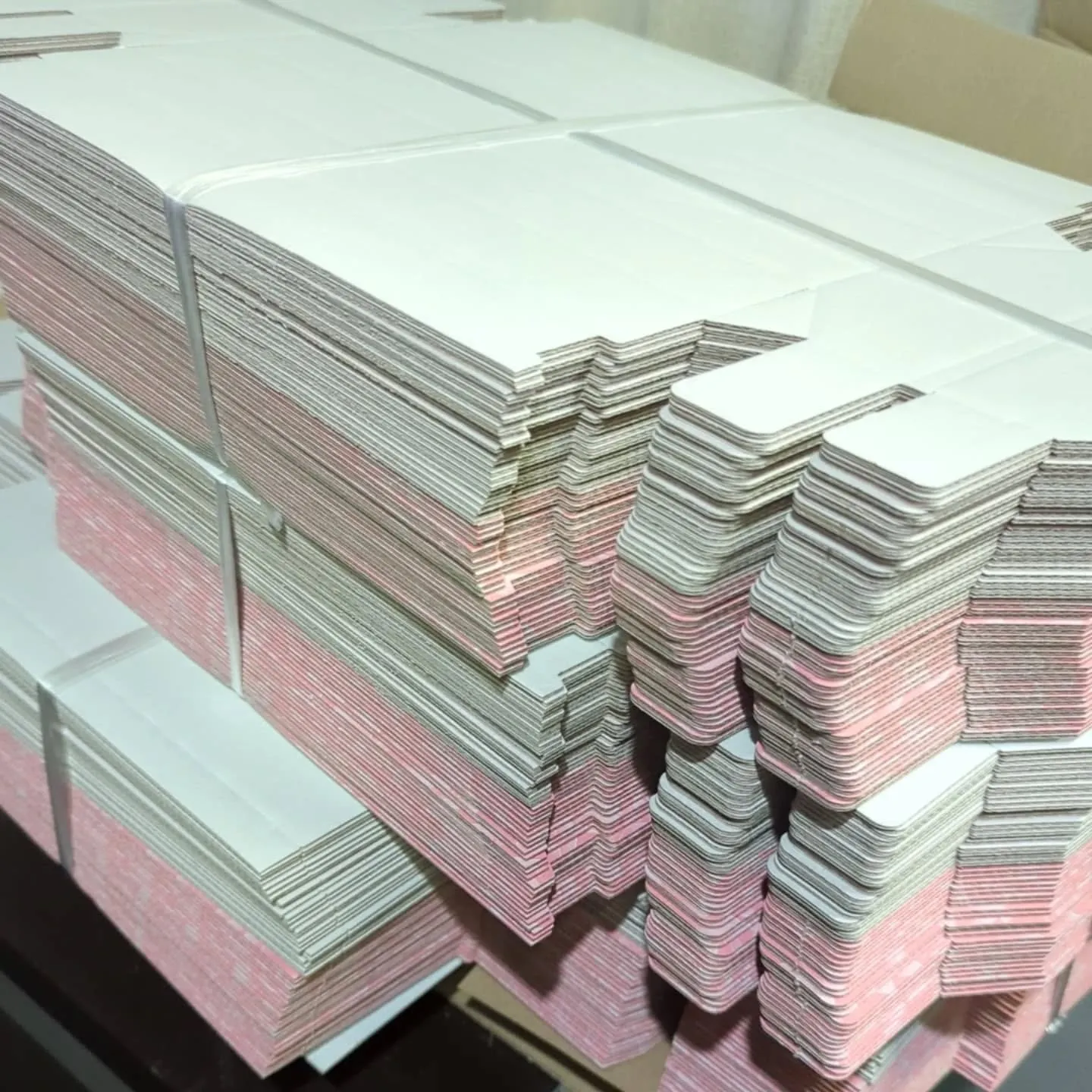 今日は小サイズの白柄の生産。