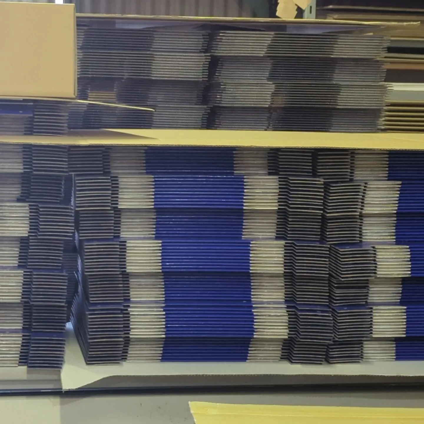 星柄の加工を終え、箱入れ待ちの青の壁。