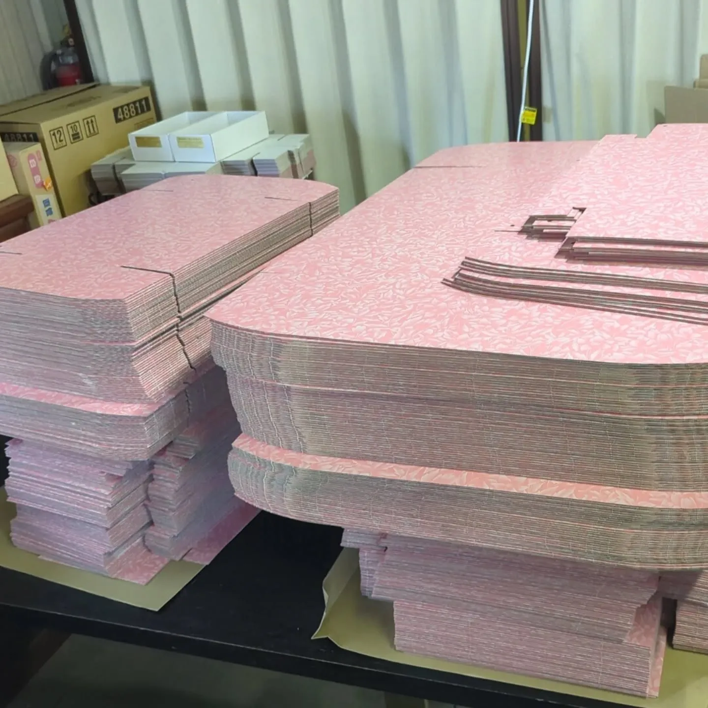 星柄の加工を終え、箱入れ待ちの青の壁。