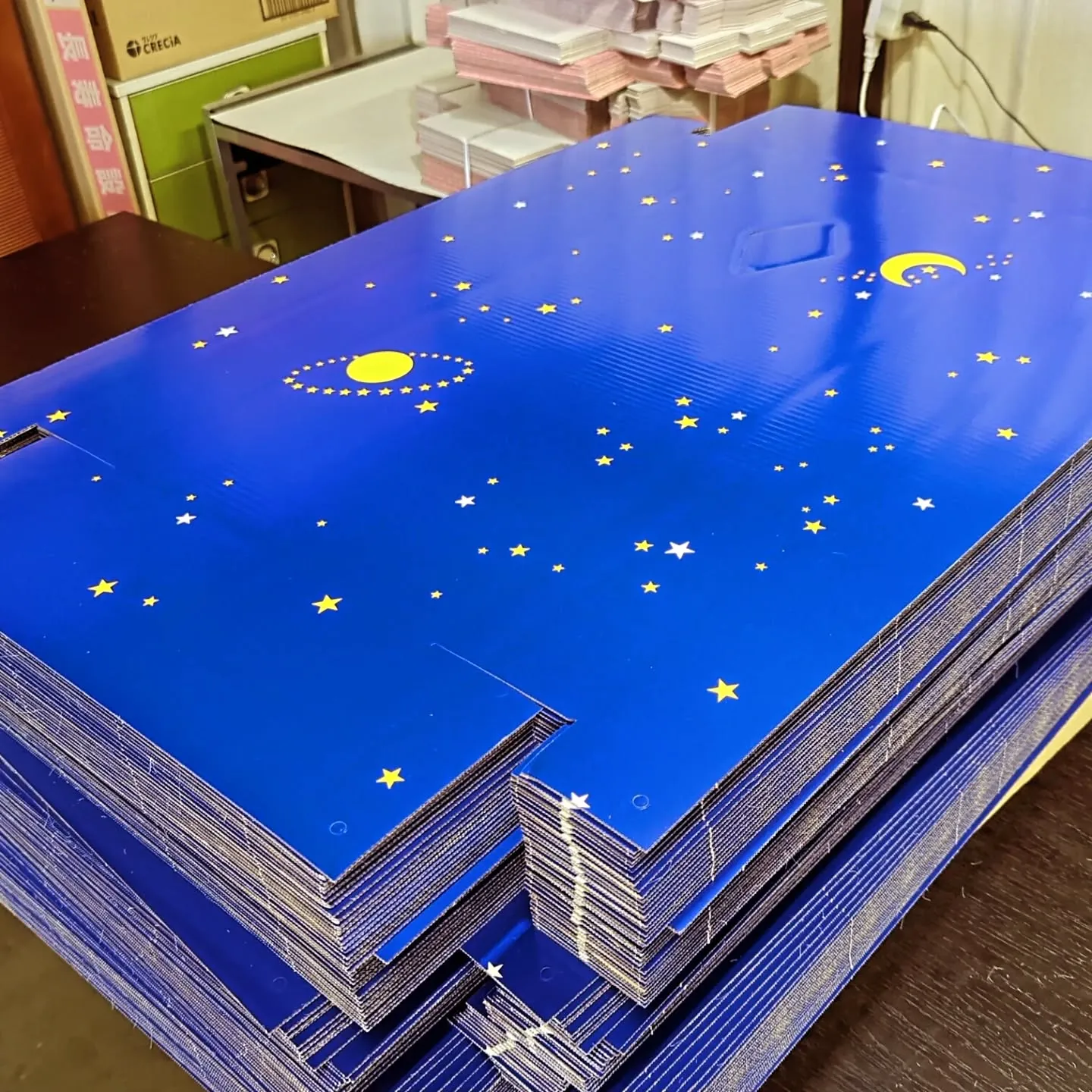 一部材料入荷待ちだった星柄の加工開始。