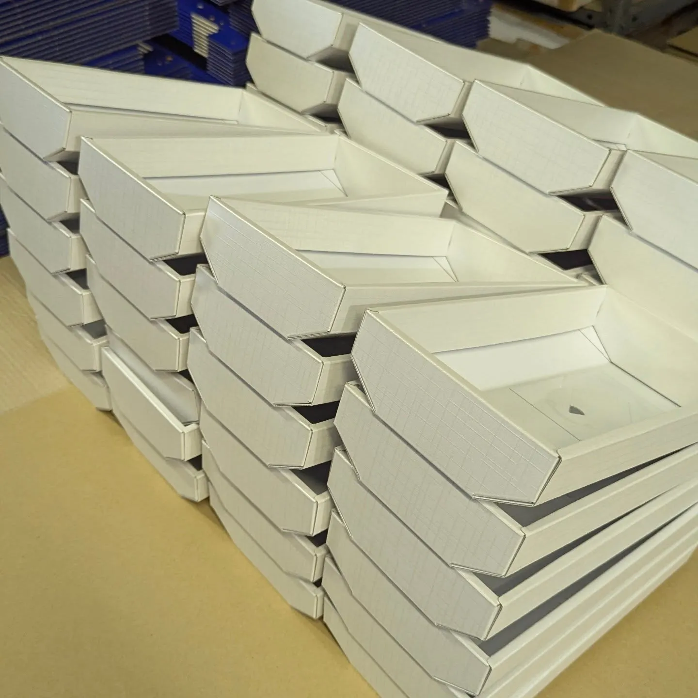 ミニサイズが在庫超えの過去一の大量注文が入り、せっせと組み立...