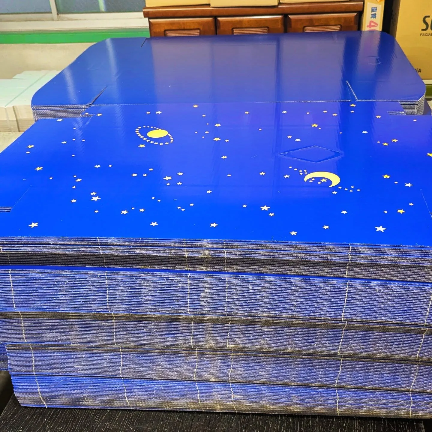 木目と星柄の加工開始。